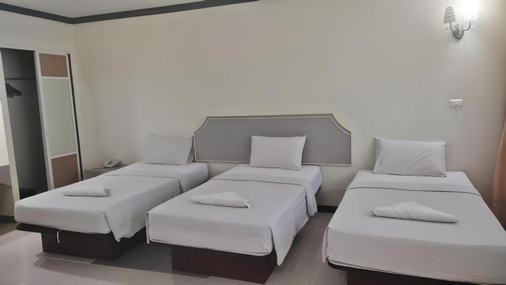 J Two S Pratunam Hotel Bangkok Exterior photo