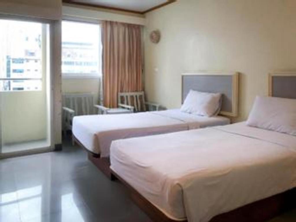 J Two S Pratunam Hotel Bangkok Exterior photo