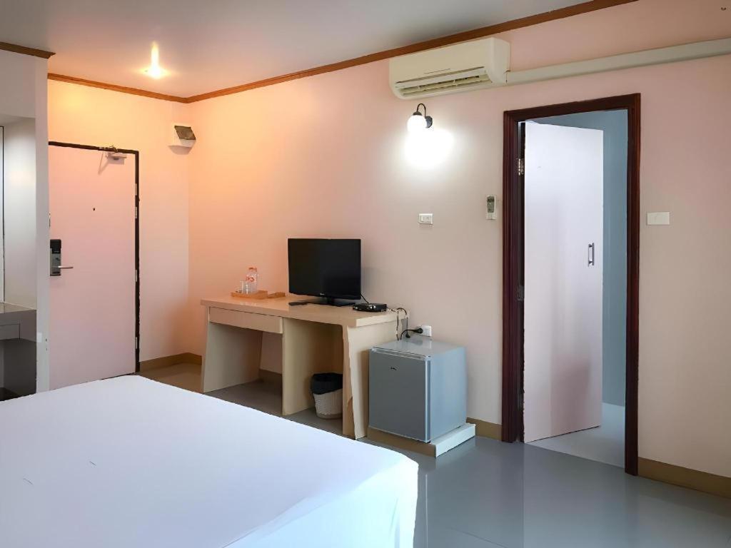 J Two S Pratunam Hotel Bangkok Exterior photo