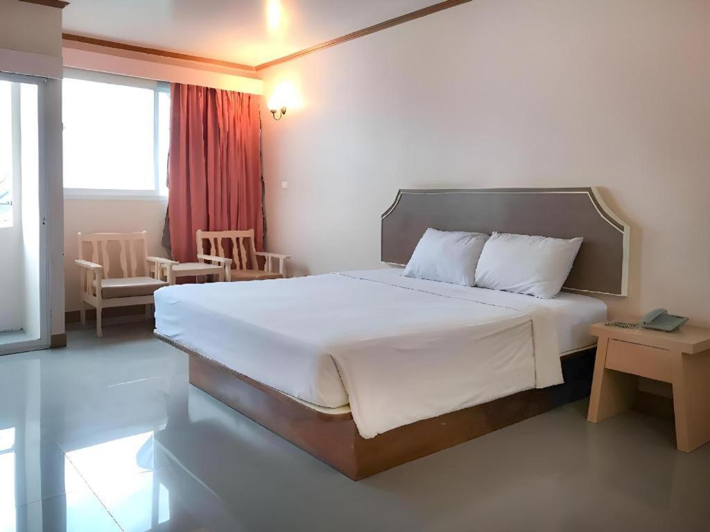 J Two S Pratunam Hotel Bangkok Exterior photo