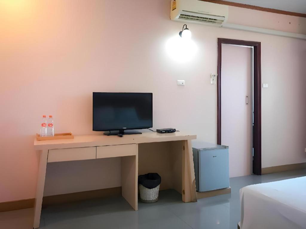 J Two S Pratunam Hotel Bangkok Exterior photo