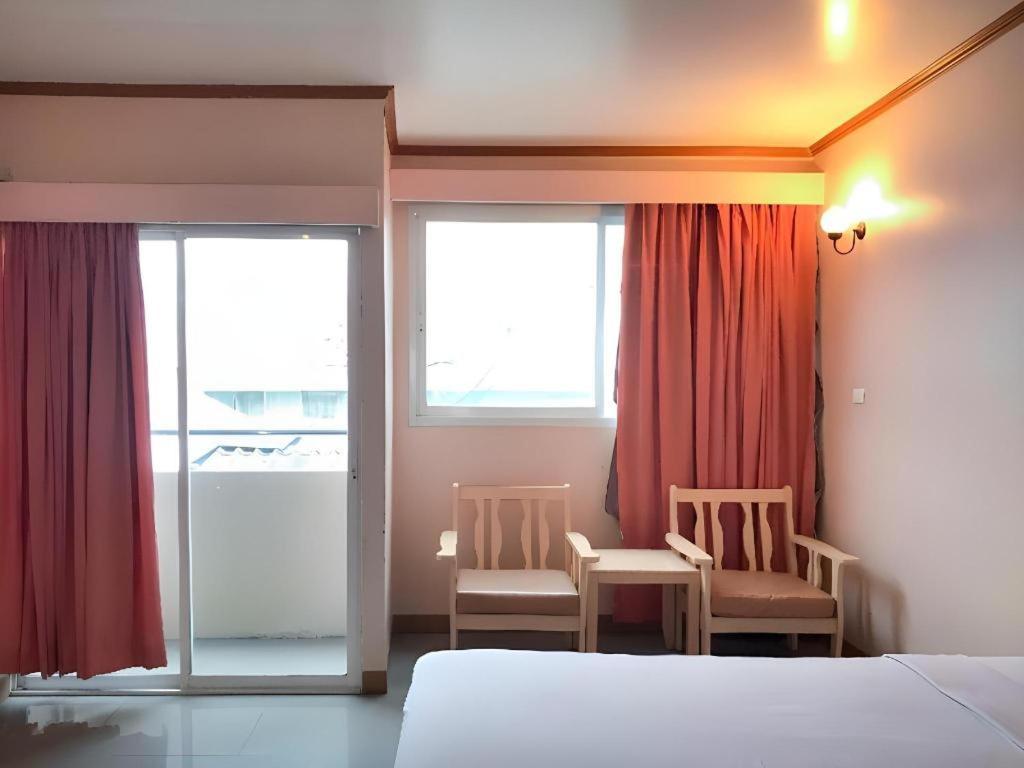 J Two S Pratunam Hotel Bangkok Exterior photo
