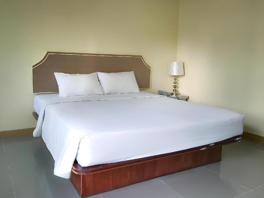 J Two S Pratunam Hotel Bangkok Exterior photo