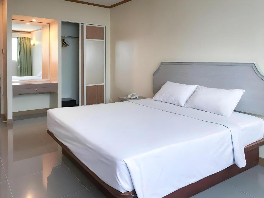 J Two S Pratunam Hotel Bangkok Exterior photo